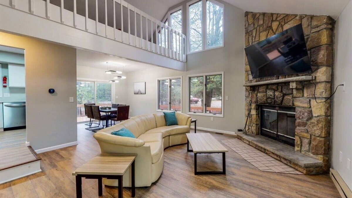 Lake Harmony Estates Cottage | Nature Embrace 4BR Cottage w/Lake Harmony Views