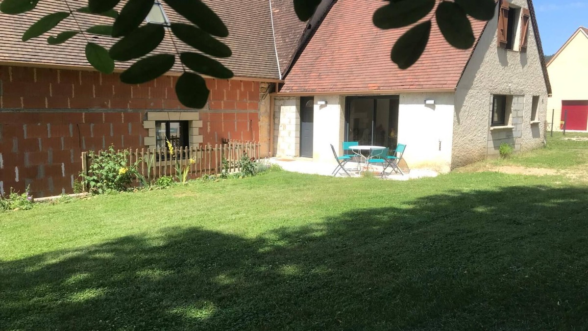 Saint-Leon-sur-Vezere Bed & Breakfast | "Nature et Douceur" and its green park within easy reach of many activities
