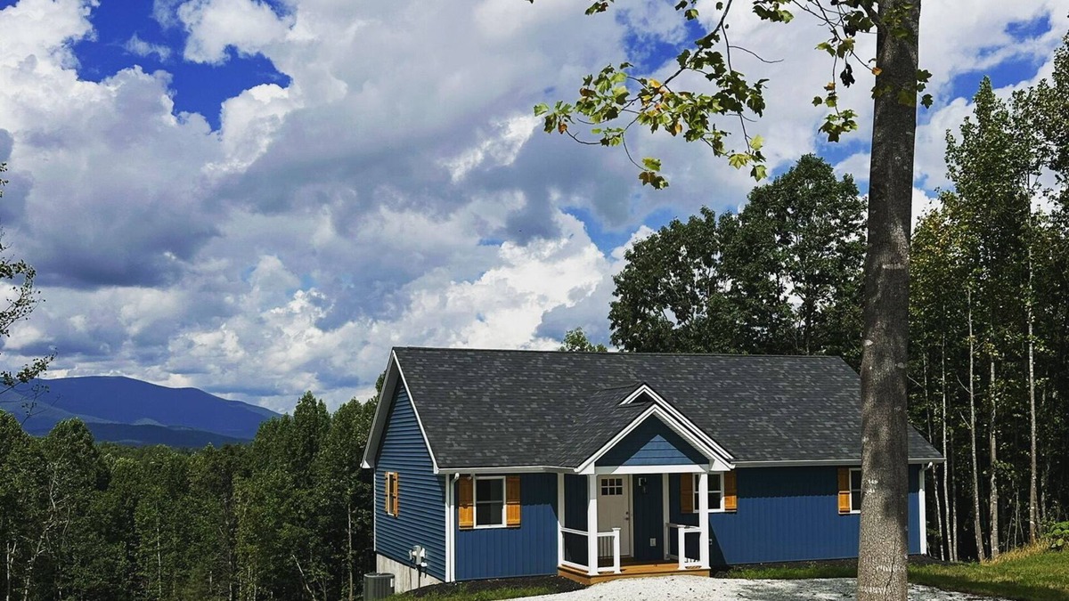 Clifford House | Nature getaway; beautiful Mountain Views, close to rivers, breweries & wineries.