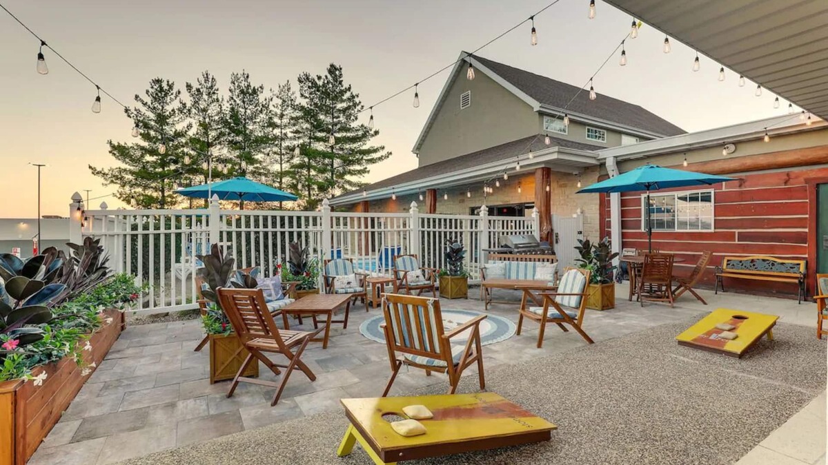 Quincy Hotel | Nature-Infused Riverside Lodging | Poolside Patio & Hot Tub | 4 Units
