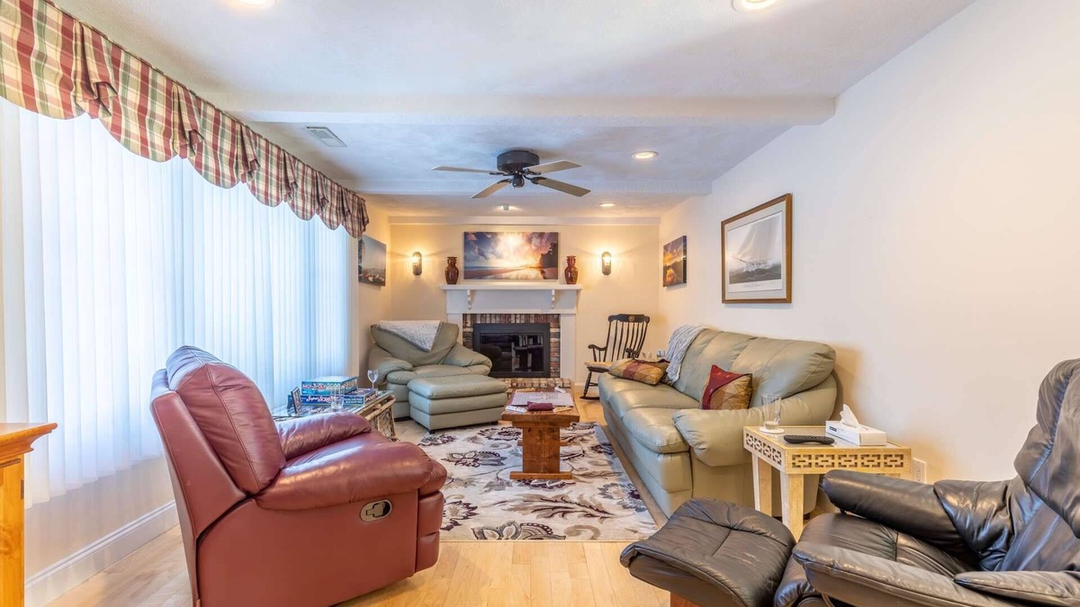 Gloucester House | Nature Lover's Paradise: cozy couples/families, near town, nature walks, HiSpeed WiFi, 3 Smart TVs