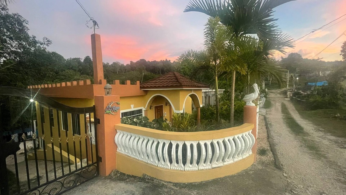 Stewart Town Villa | Nature lovers getaway w/AC,Wifi,King beds,jacuzzi