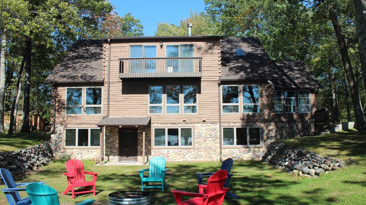 Hayward House | Nature Lovers Paradise on LoveJoy Lake with Pontoon