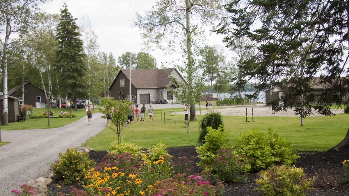 Larouche House | Nature On The Edge Of Lac Kenogami Room