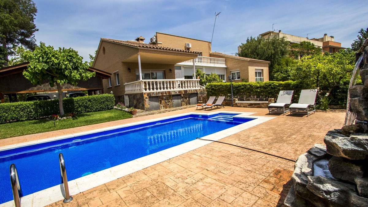 Sabadell Villa | Nature, pool, tennis, 15 minutes to Barcelona!