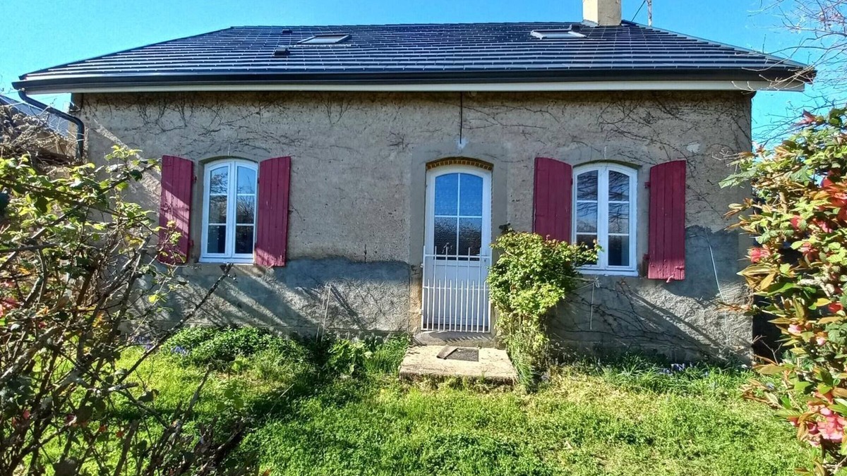 Saint-Leon Cottage | Nature Retreat: Cozy Cottage with Fishing Pond, Hiking Trails, and Modern Amenities
