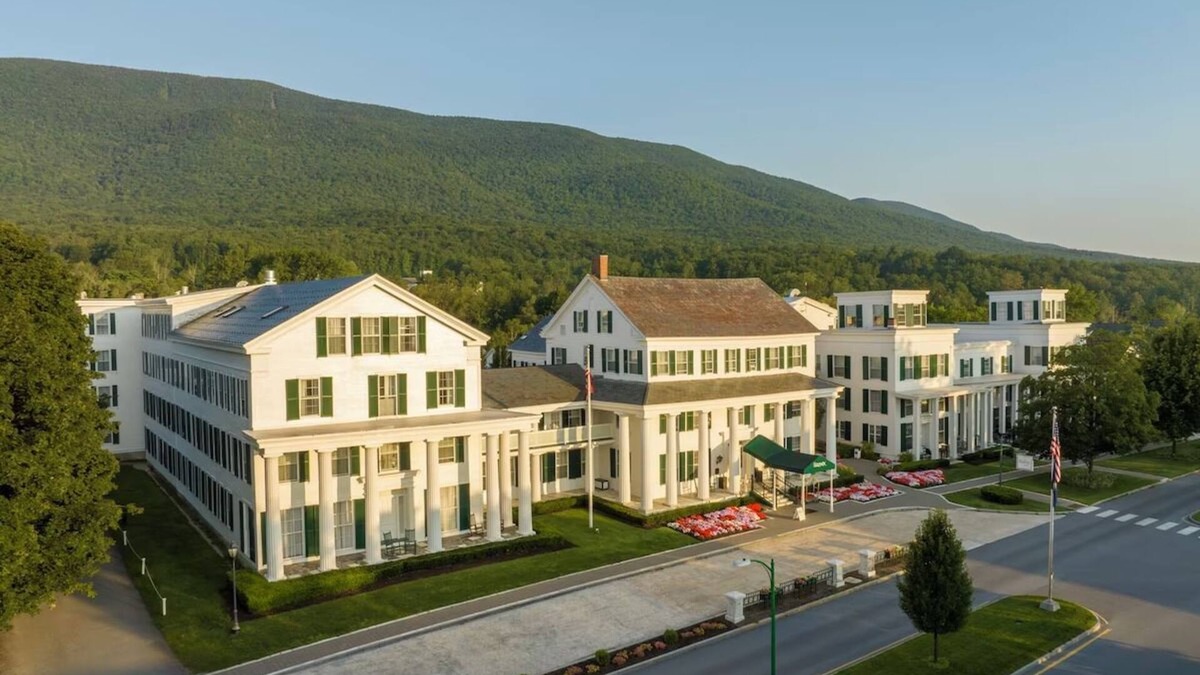 Manchester Hotel | Nature Retreat: Plush 3BR Stay w/Spectacular Views w/Balcony | Pool | Spa