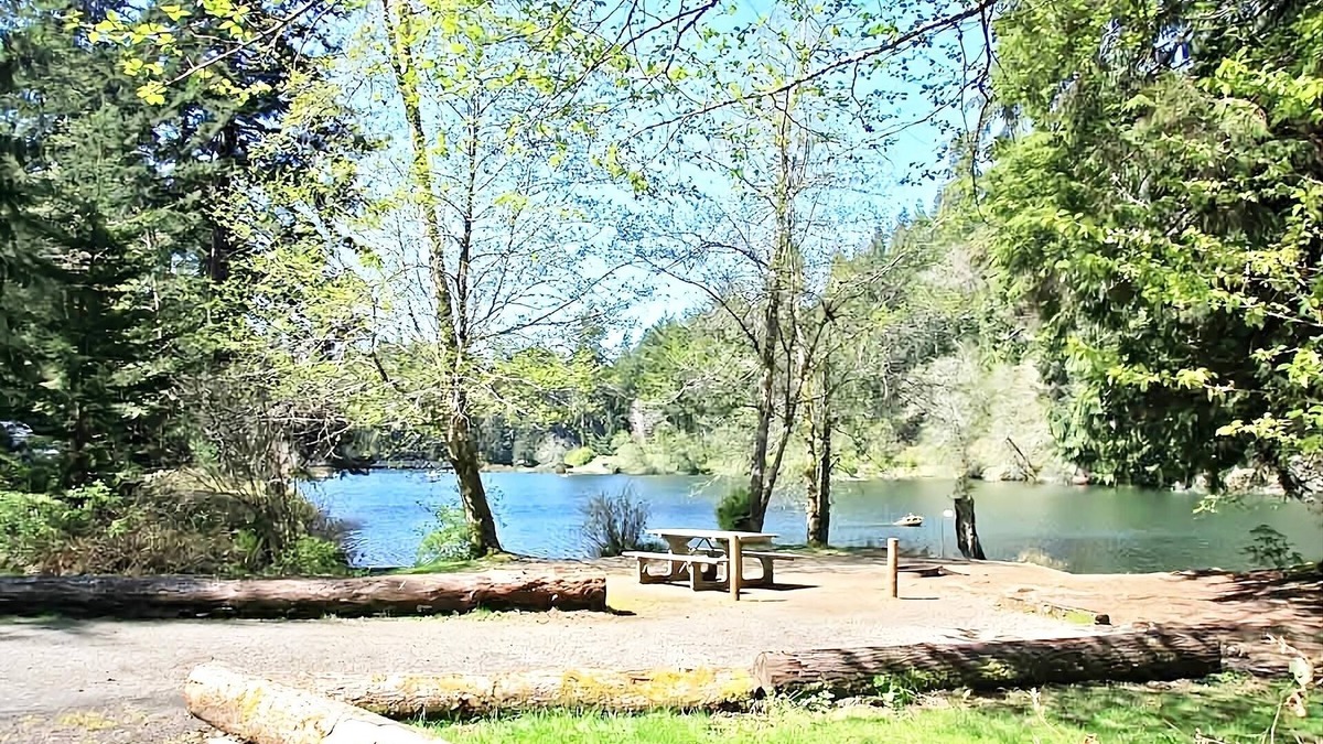 Aberdeen Hotel | Nature Right Outside Your Door at GuestHouse Montesano! Free Onsite Parking