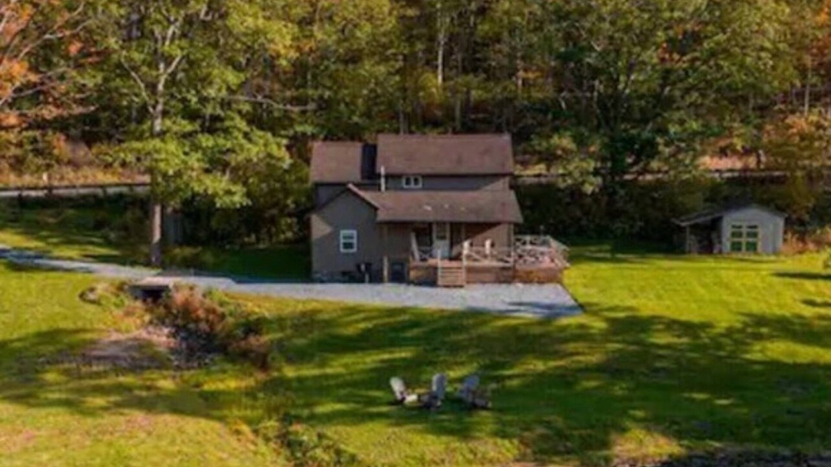 Wellsboro House | Nature's Edge-4 bedroom/2 bath serene getaway w/River & Firepit