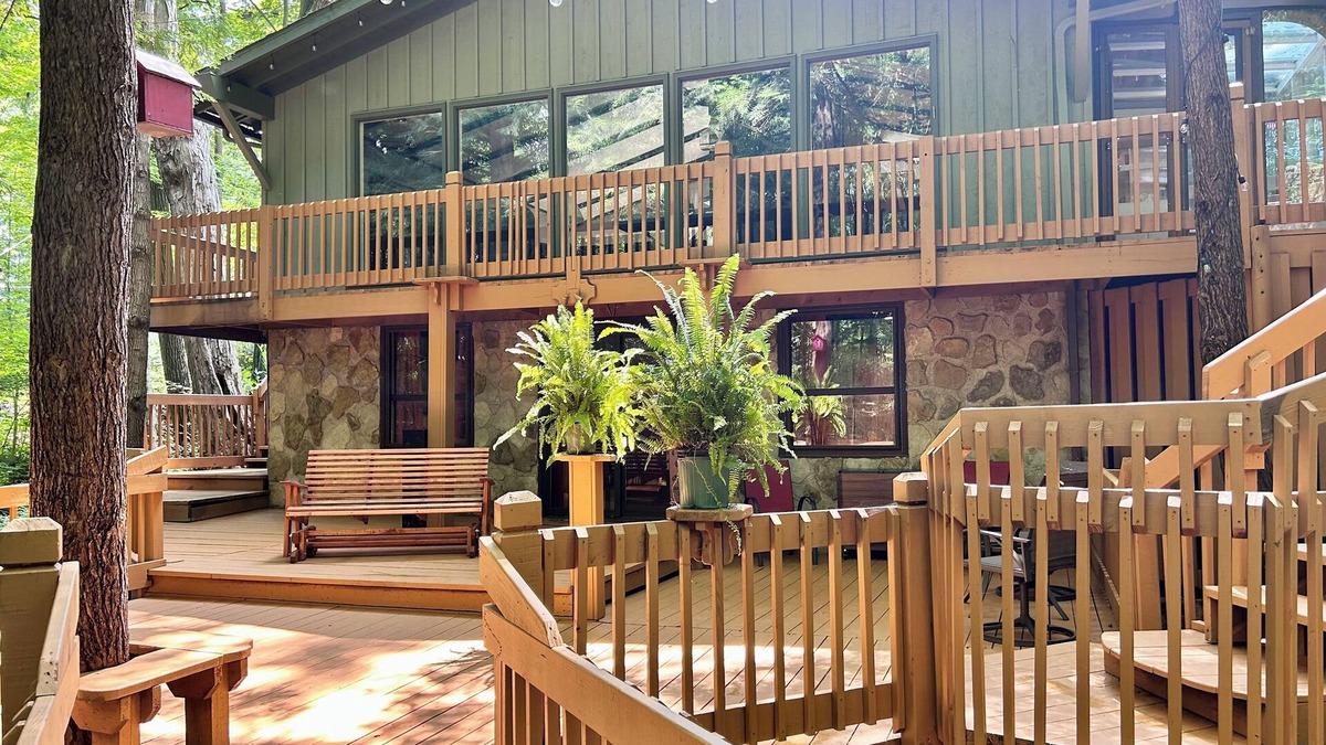 Ashtabula House | Nature's Nest: A peaceful and relaxing get away