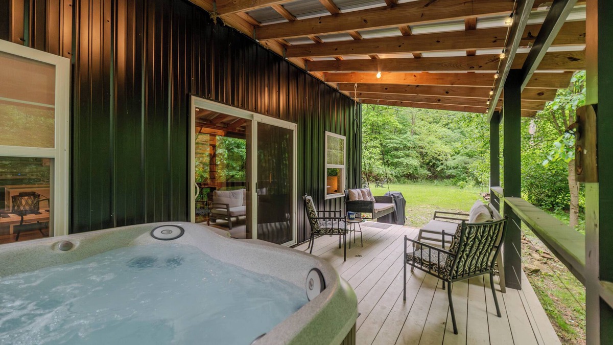 Logan Cabin | Nature’s Nest Hot Tub Fire Pit Deck Views Near Old Man’s Cave