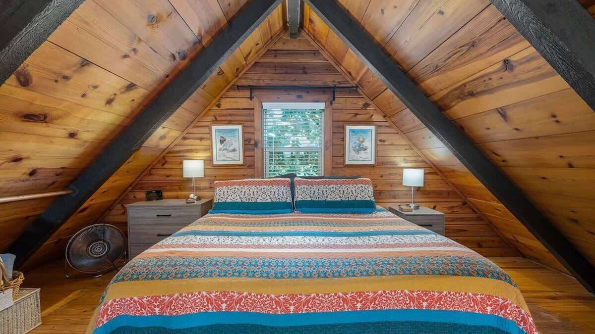 Golden Cabin | Nature's Nook - Fire Pit & Near Fishing & Golf