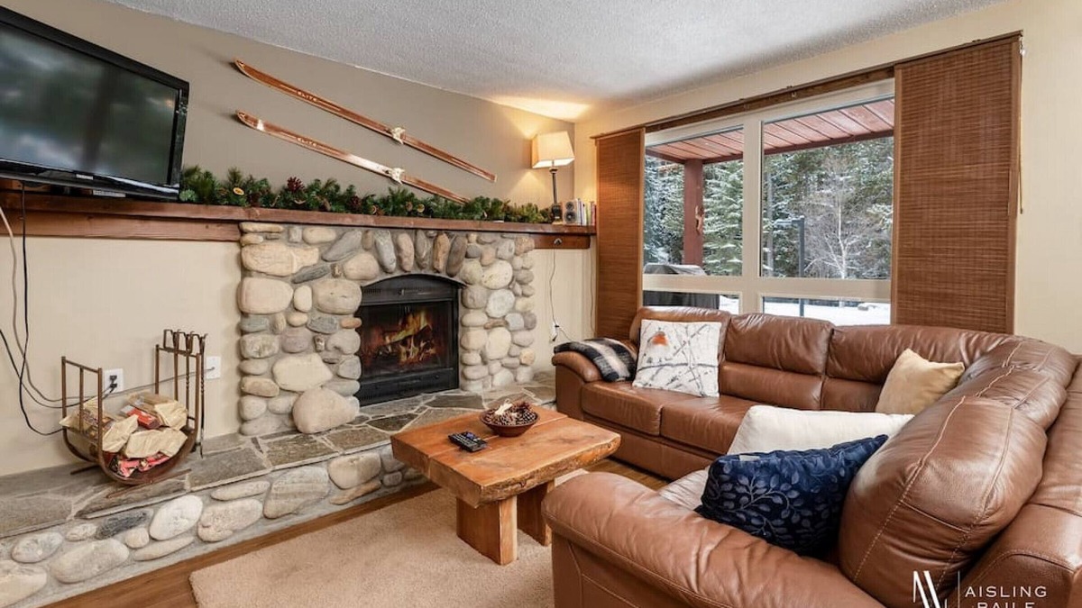 East Kootenay Apartment | ⛷Nature`s Nook⛷ | Ski In/Out | Pools | Hot Tub