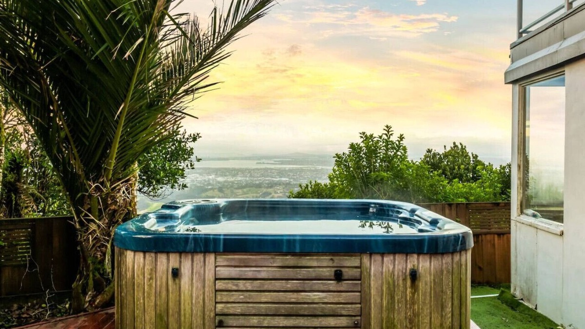 Waiatarua House | Nature's Nook with spa, deck and views