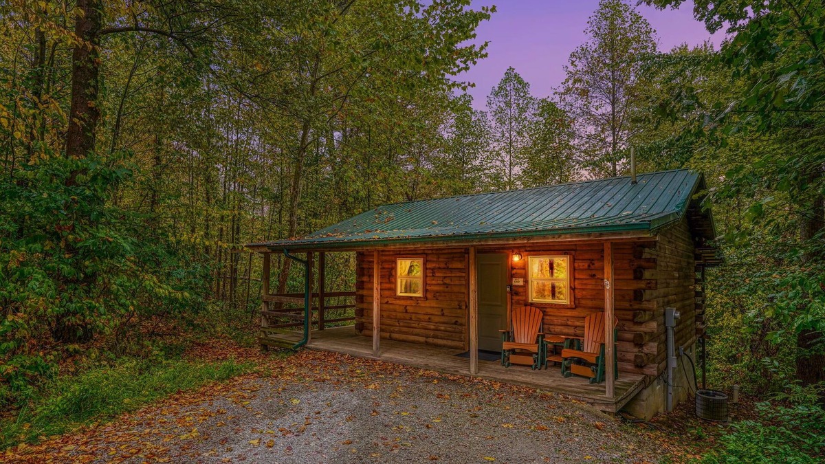 South Bloomingville Cabin | Nature's Paradise: Pet friendly couples cabin w/hot tub in Hocking Hills