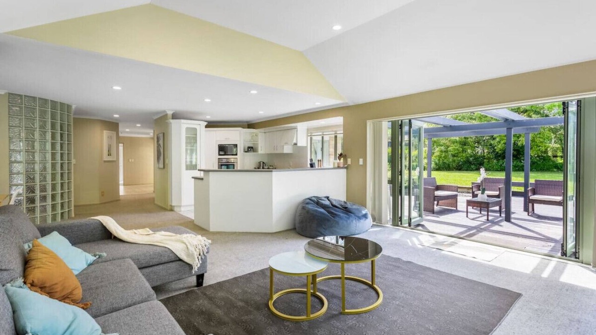 Manurewa House | Nature Serenity Getaway with pool, deck & gardens