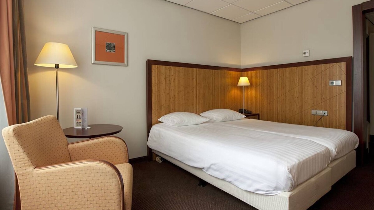 Schelfhorst Hotel | Nature Walks and Museum Tours Are Just Minutes From Your Stay! Outdoor Pool
