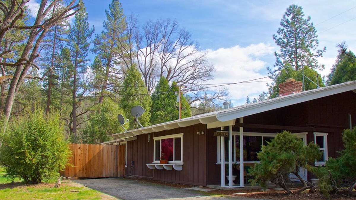 Oakhurst House | Natures River walk, 9 Miles To Yosemite, 3 to Bass Lake,Riverfront 2200 sq. ft.