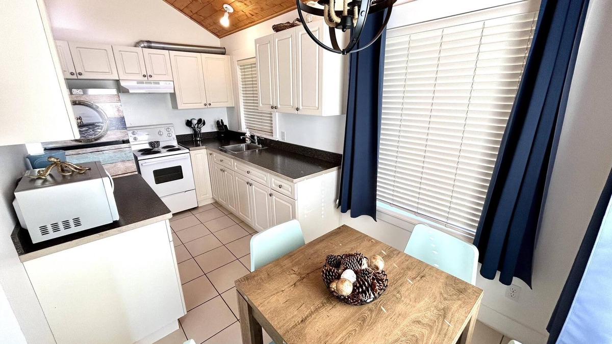 Anglemont Cabin | Nauti Cabin with HOT TUB! - Shuswap Vacations and Sledding Accommodation
