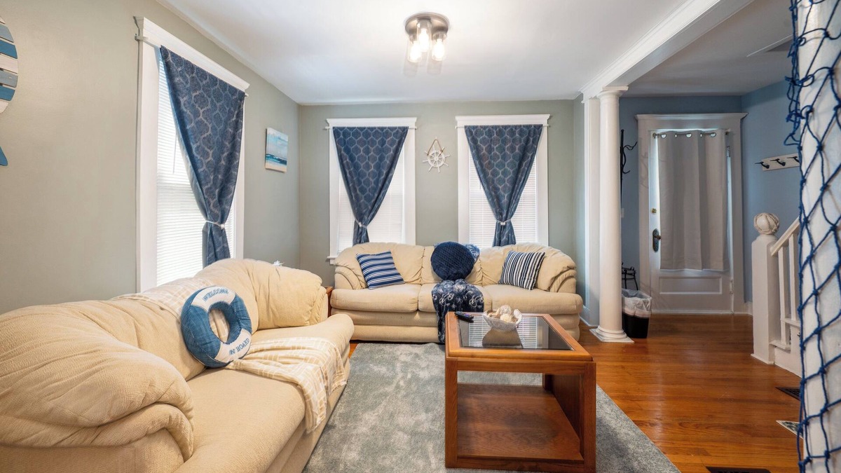 East Shore Apartment | Nautical 3BR Sleeps 8 @ Tweed Airport W/Fire Pit + Smart TVs Near Beach & Yale