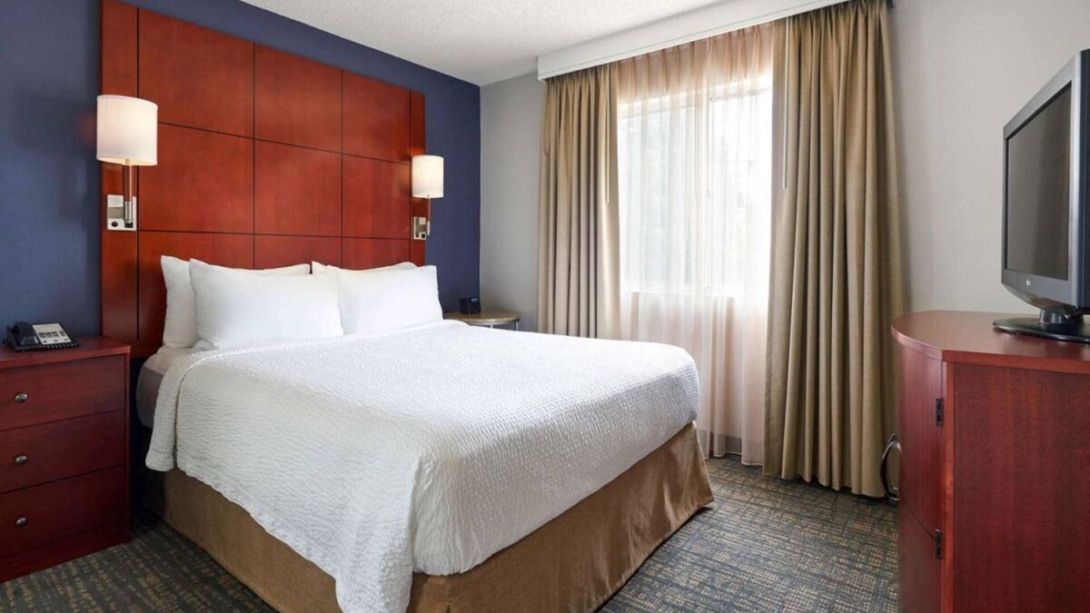 Parole Apartment | Nautical Adventure Awaits in Annapolis Suites! Pets Allowed Here! Free Breakfast