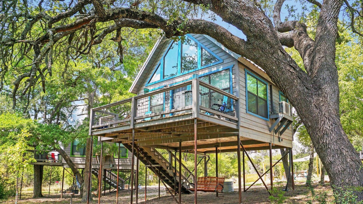 Dripping Springs Cabin | Nautical Treehouse Escape w/Queen Bed, Fire Pit, Grill & Pond Views