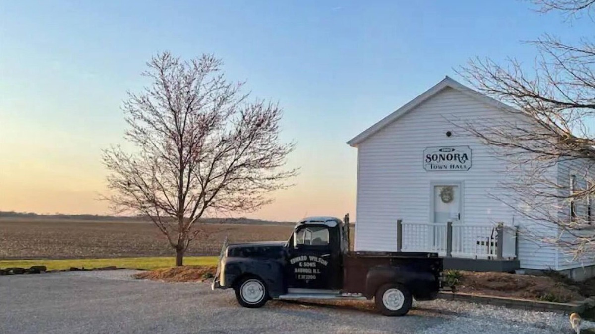 Nauvoo Cottage | Nauvoo with a country view. Visit us here on the farm for a perfect unique stay