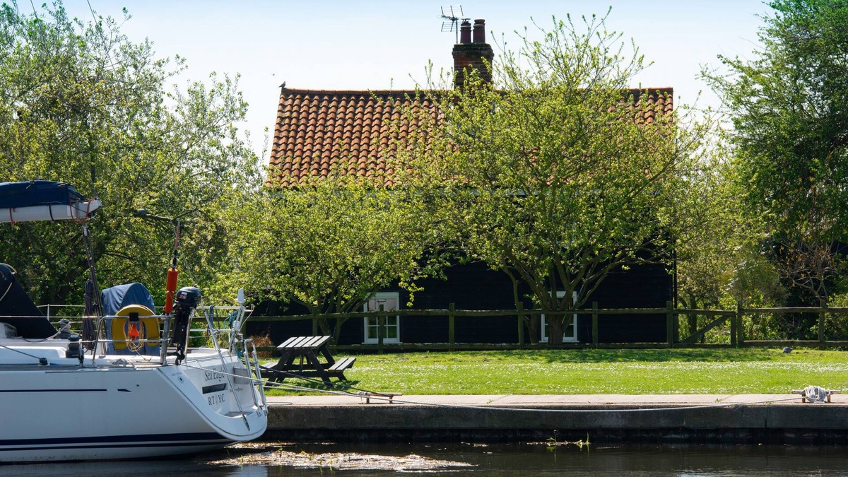 Beckingham Cottage | Navigation Cottage - Elegant luxury in a beautiful cottage beside a historic Sea Lock, Nature Reserv
