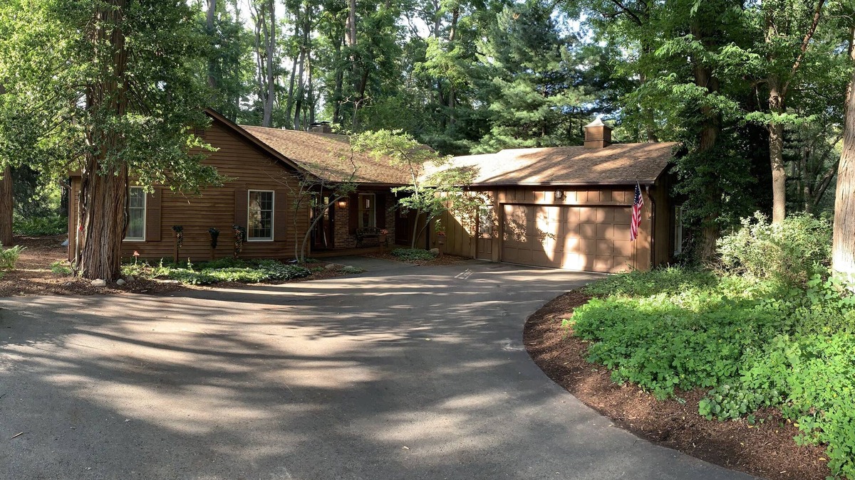 Pittsford House | Nazereth, Saint John Fisher and Schoen Place nearby.nWeek/month discounts.