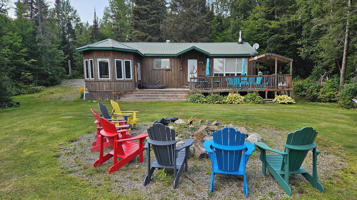 Unorganized Centre Parry Sound Cottage | nCozy waterfront cottage, sandy beach front, sunken hot tub, with putting green.