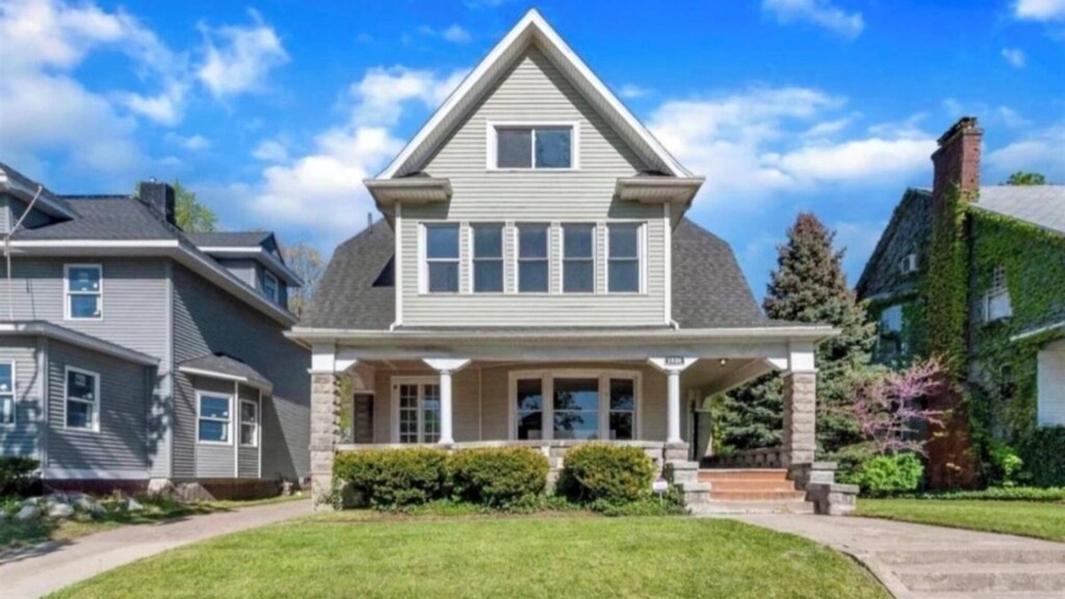 Northshore Triangle House | ND Home—spacious 5+ bdrms less than a mile from ND