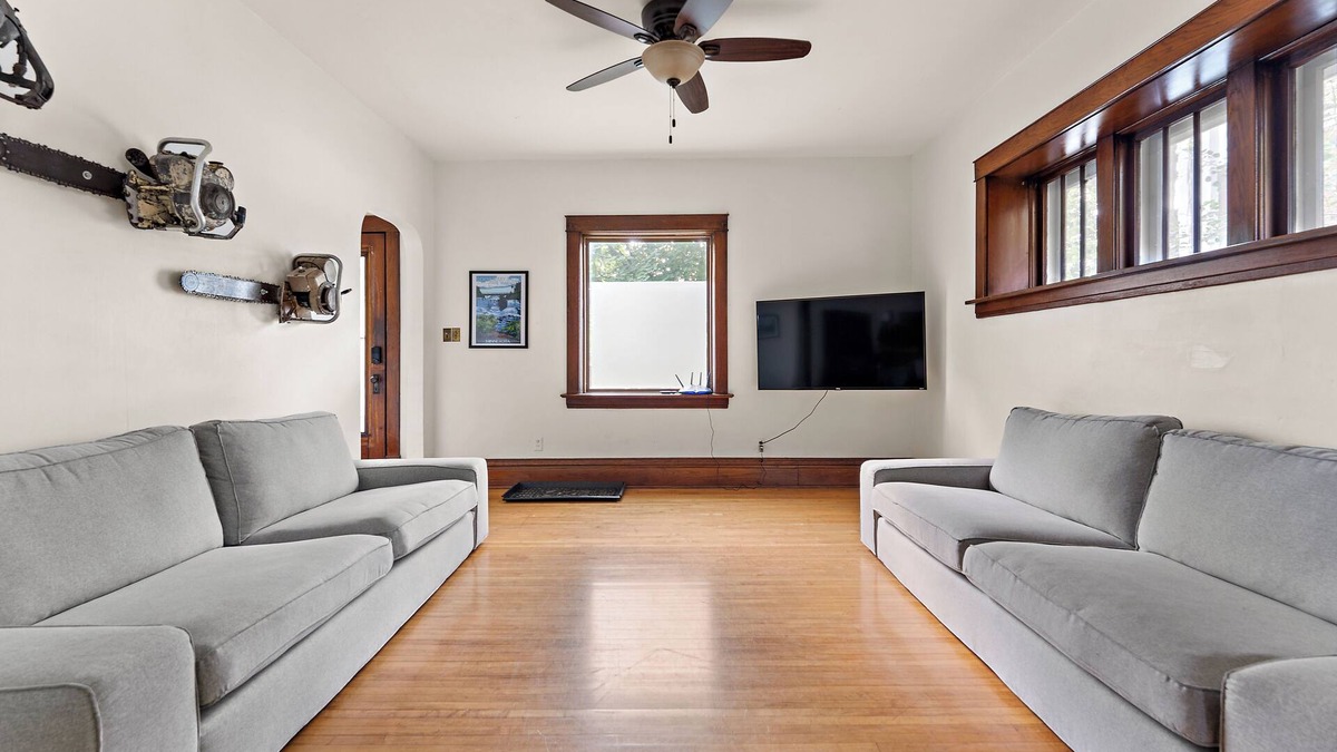 Northeast Minneapolis Arts District House | NE Arts/BrewHouse; Amazing location, hot-tub, pool table, local art