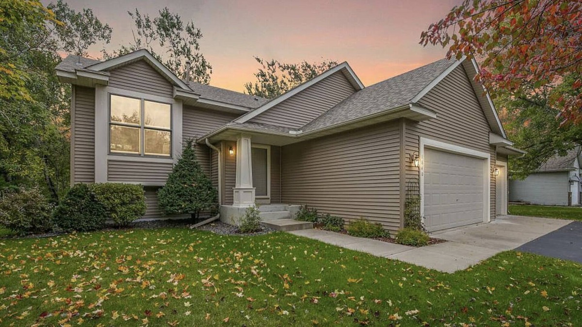 Blaine House | Near 3M Open. Country feel with a beautiful view; fenced yard