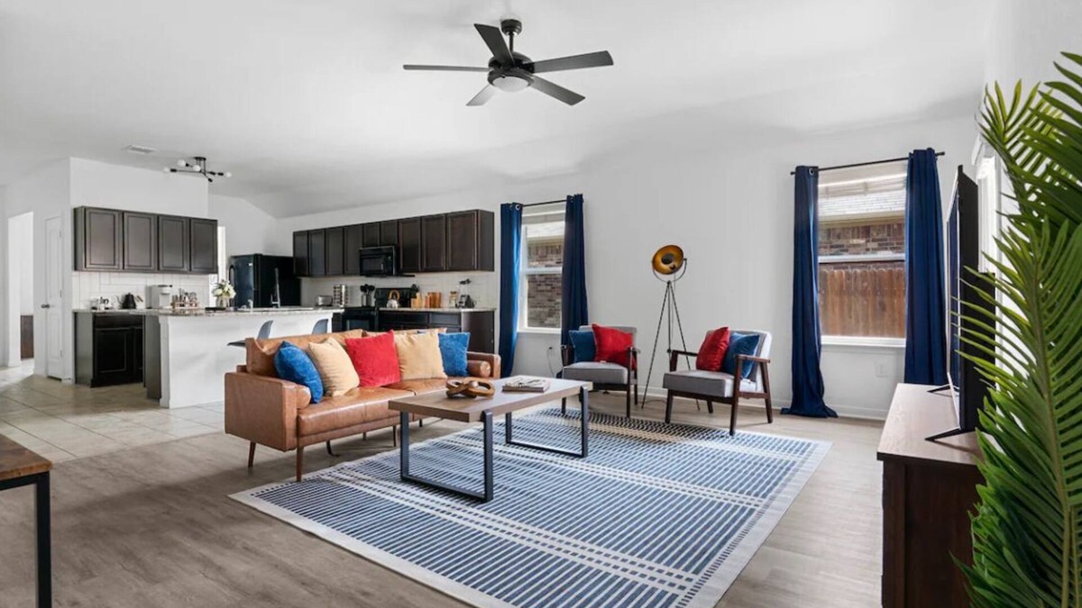 Austin House | Near Airport and Tesla, King Bed, Workspaces, Fenced Yard, Fast Wi-Fi