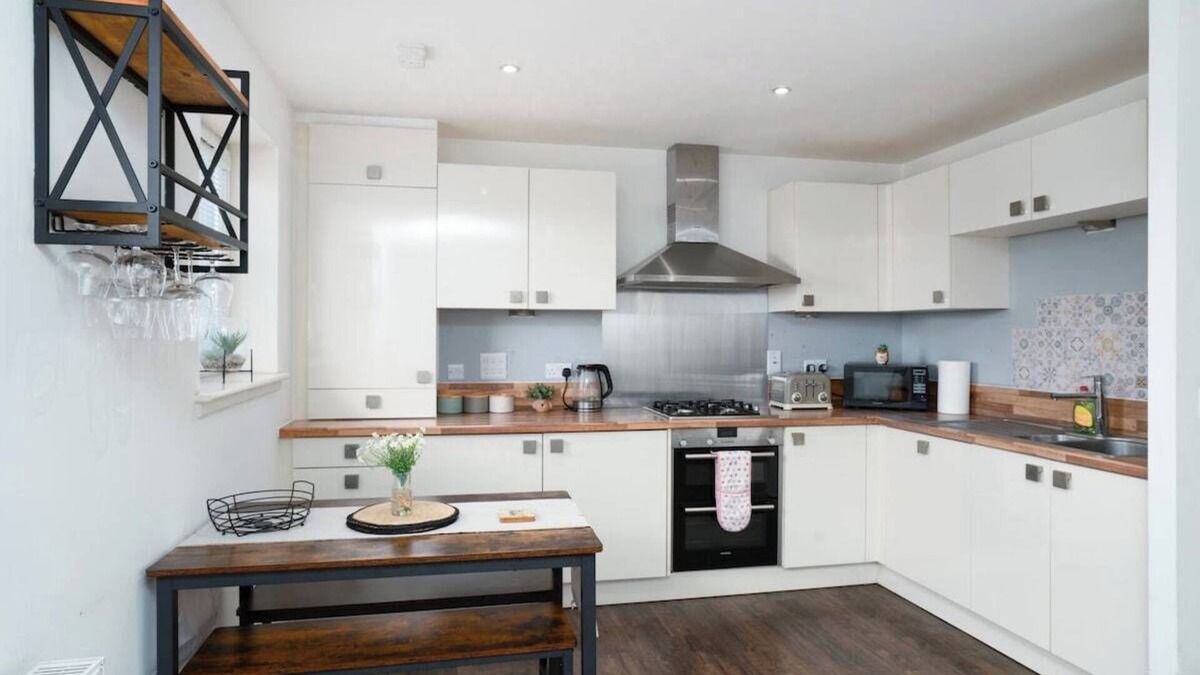 Longcroft Apartment | Near Airport - Free Parking