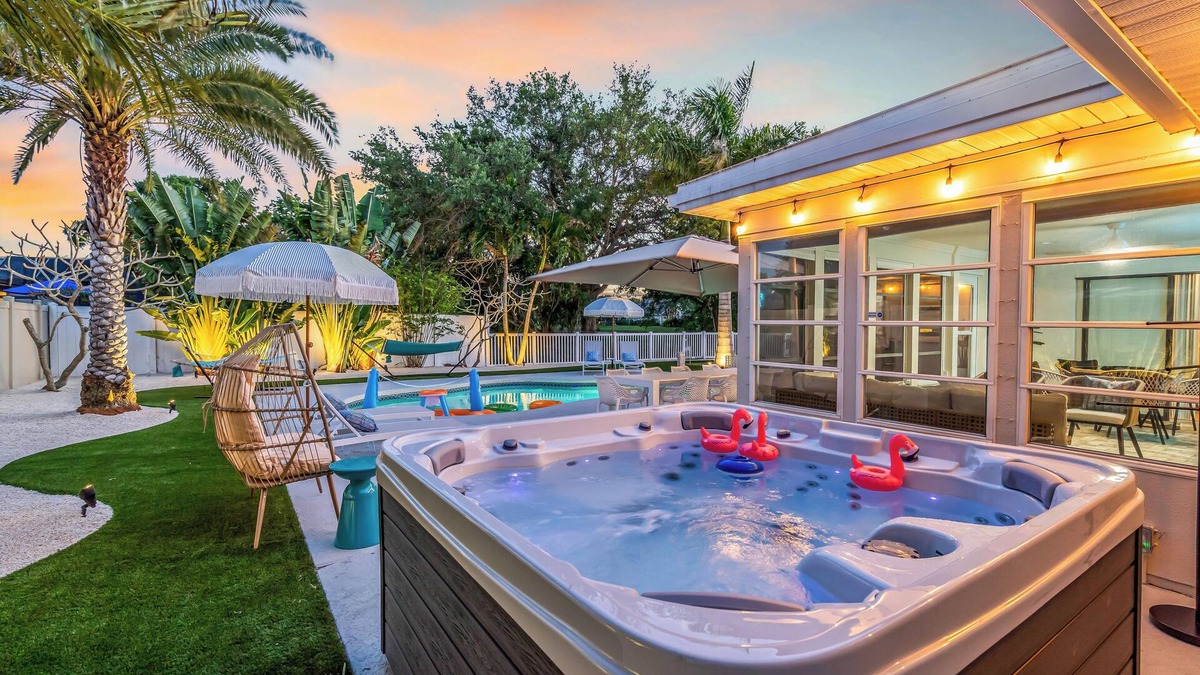Palma Sola House | Near AMI/Sarasota-Heated Pool-Hot Tub-Putting Green-Backyard Games-Game Room