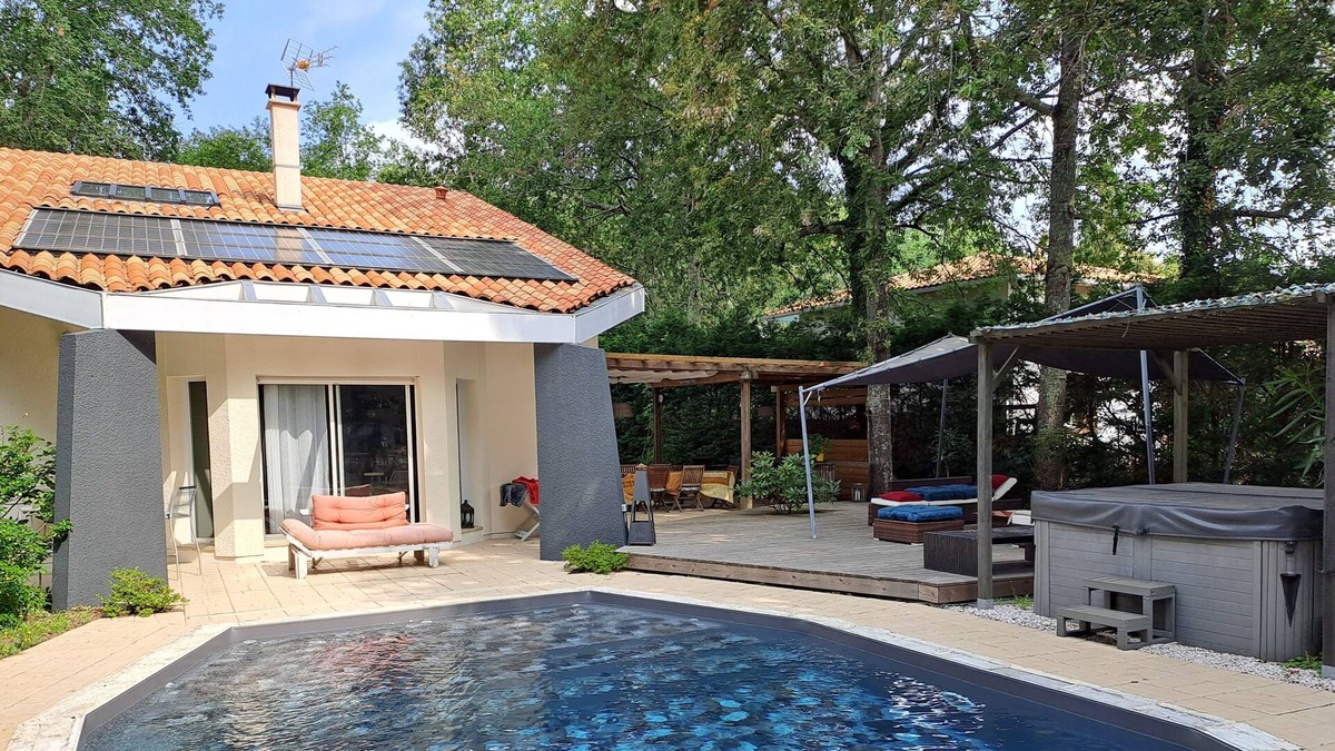 Saint-Jean-d'Illac House | NEAR ARCACHON BASIN, THE OCEAN AND BORDEAUX WITH SWIMMING POOL AND JACUZZI