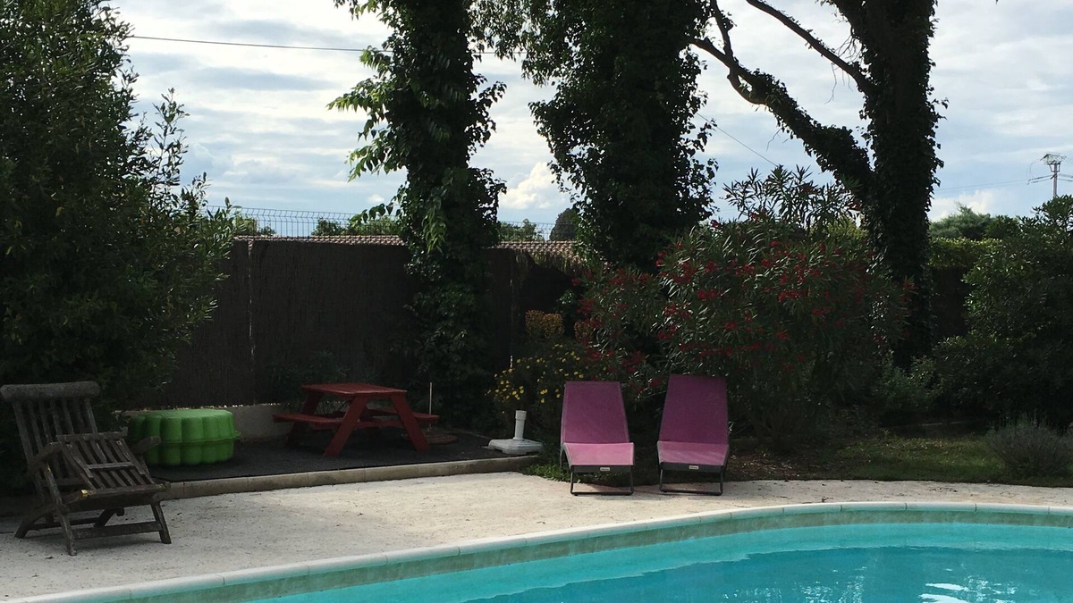 Sorgues Apartment | Near Avignon beautiful apartment in house, private terrace, swimming pool (5x10)