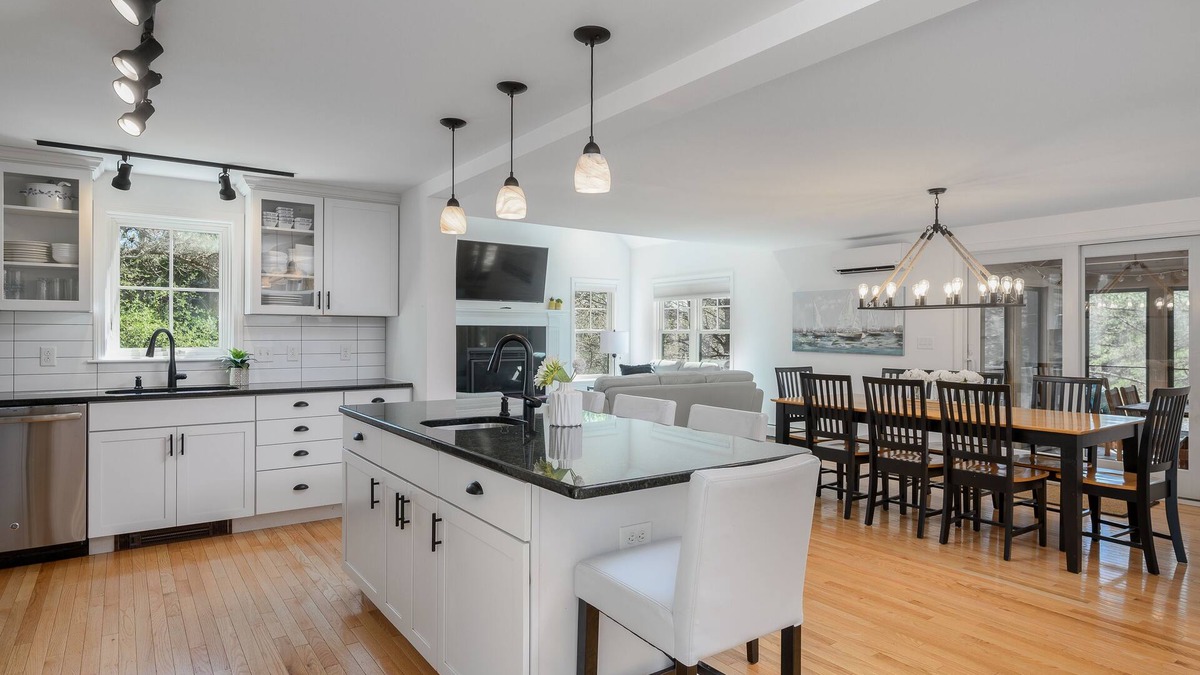 Wellfleet House | Near bay, ocean and Ponds and bike trail Cent AC, Screen Room and linens