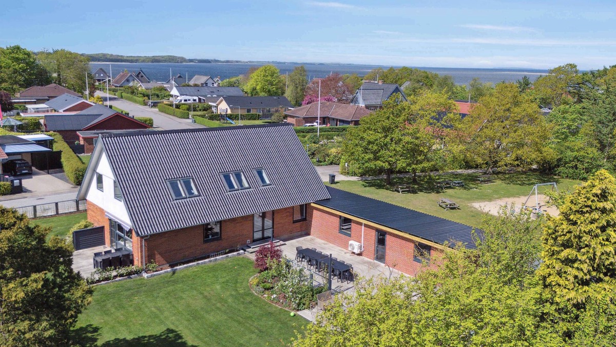 Hvalpsund Villa | Near beach and golf, for the big family.
