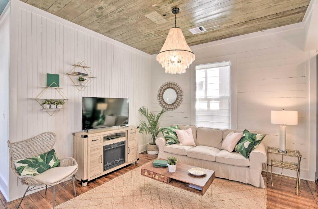 Galveston House | Near Beach and Strand Bright Cottage in Galveston