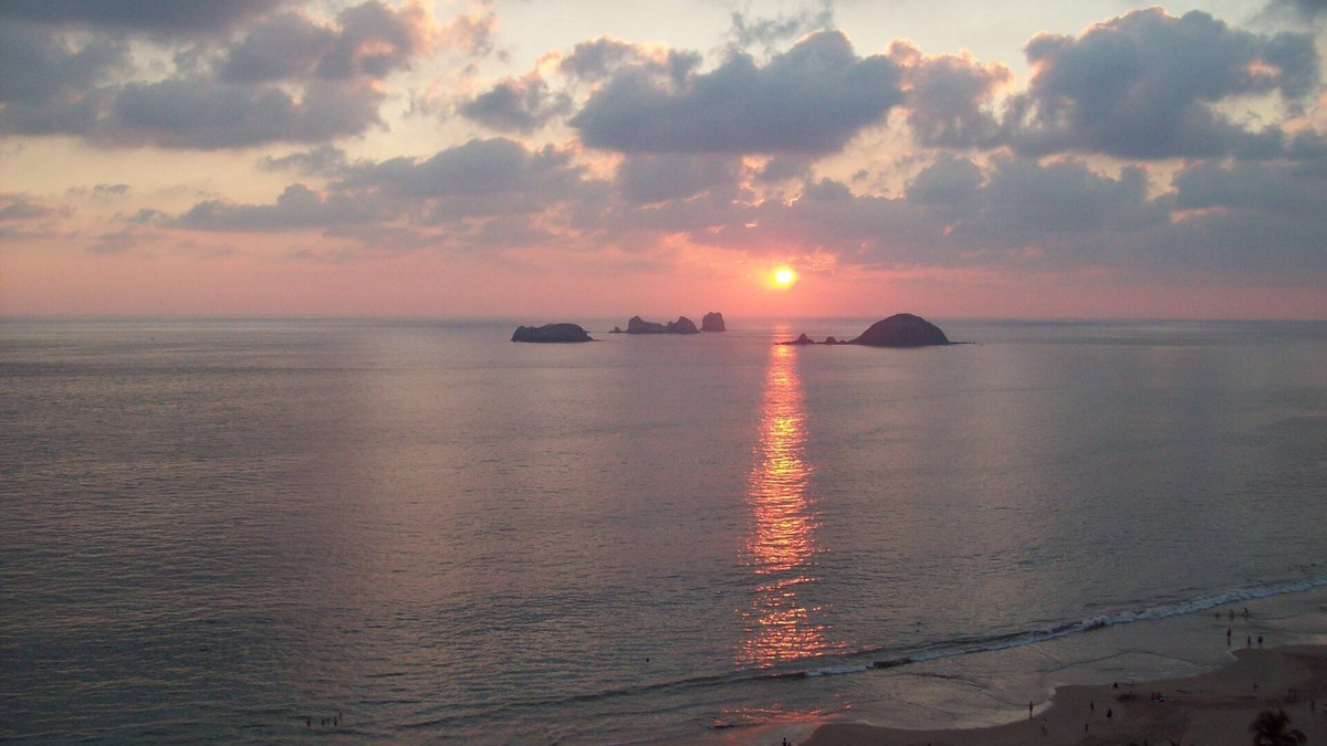 Ixtapa Resort | near beach, full amenities, friendly staff