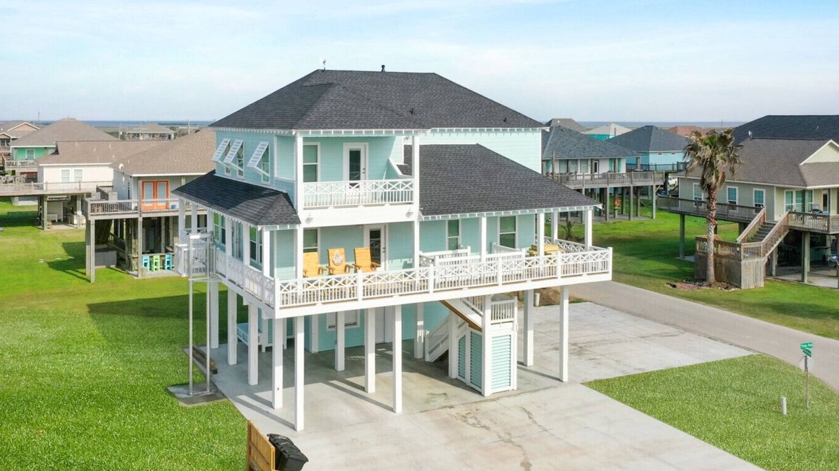 Port Bolivar House | Near Beach~Large Home~Sleeps 22~BBQ~Soaking Tub
