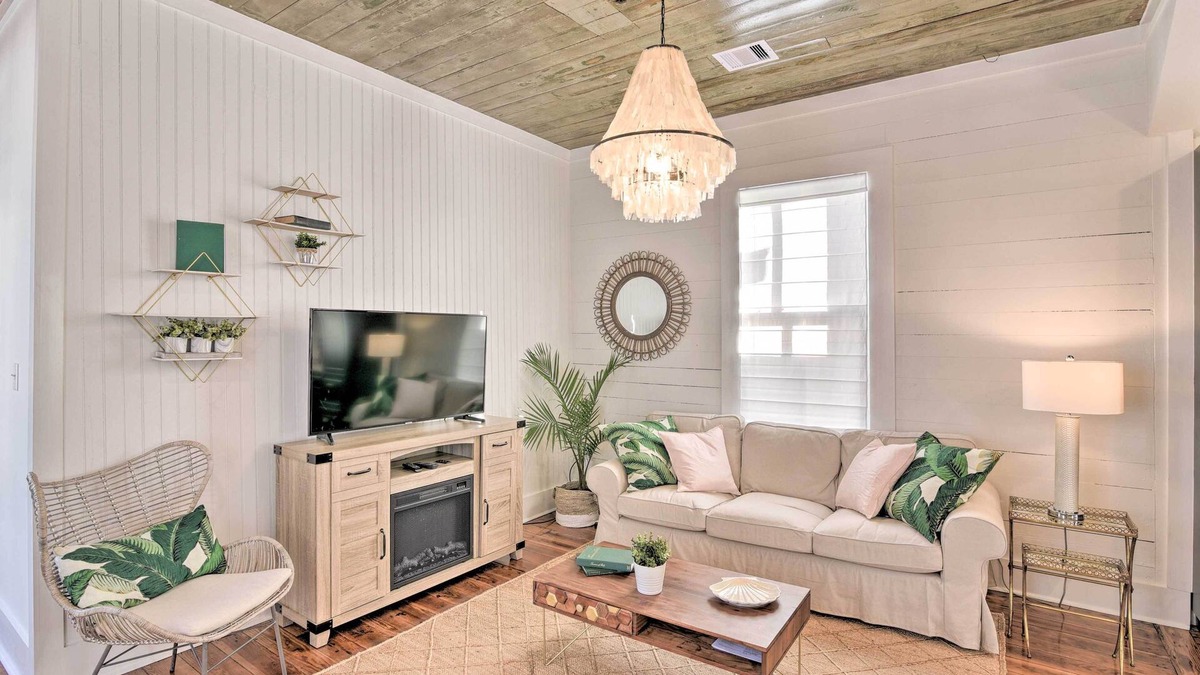 Galveston Cottage | Near Beach & Strand: Bright Cottage in Galveston