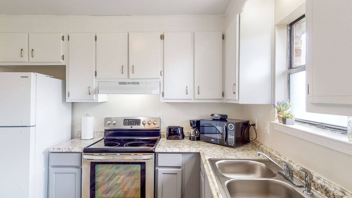 Myrtle Grove House | Near Beach w/private yard & well-equipped kitchen