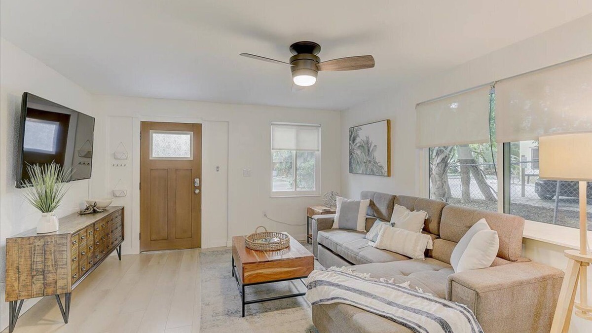 Laurel Park Apartment | ✬Near Beaches✬Laurel Park✬Full Kitchen✬FastWifi