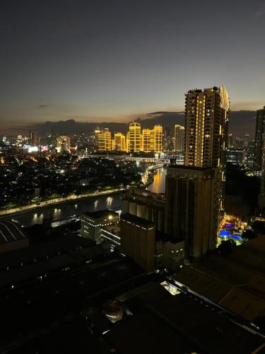 Kapitolyo Apartment | Near Bgc 1Br Wi-Fi Netflix balcony skyline