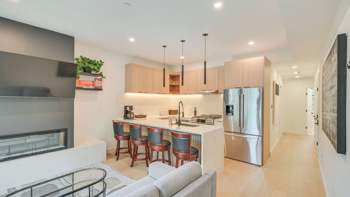 Arefth Condo | Near Biotechs & MIT: Cozy Condo w/Fireplace