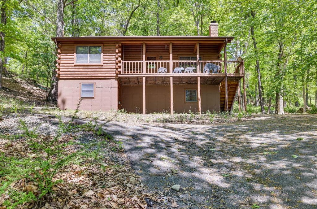 Bushkill House | Near Bushkill Falls Pocono Mountains Cabin!