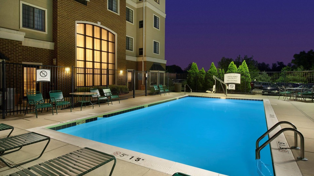 Linthicum Heights Condo | Near BWI Airport! Free Breakfast + Pool + Gym
